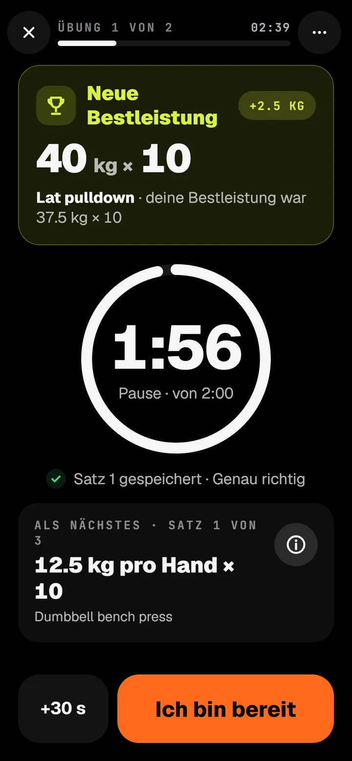 Die Pause: ein neuer Rekord beim Latziehen, 40 kg für 10, ein Pausen-Timer bei 1:56 von 2:00 und der nächste Satz.