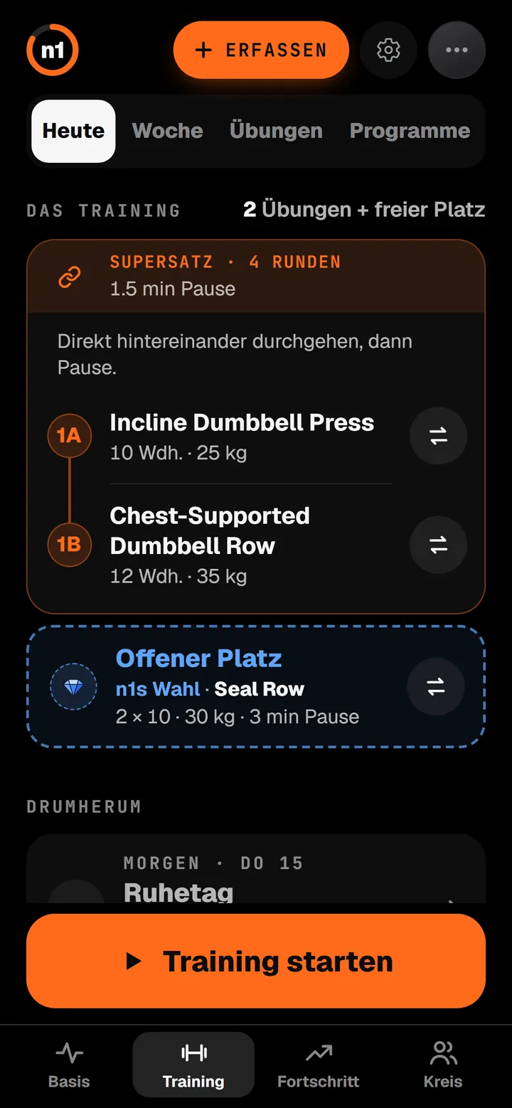 n1 Training, Heute: ein Supersatz aus Schrägbankdrücken mit Kurzhanteln, 10 Wiederholungen mit 25 kg, und brustgestütztem Kurzhantelrudern, 12 Wiederholungen mit 35 kg, dann ein freier Platz mit der Wahl von n1.