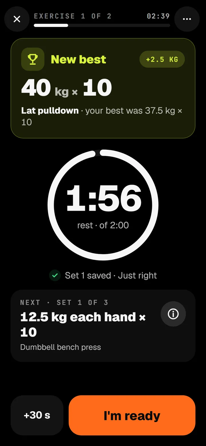 The rest: a new best on the lat pulldown, 40 kg for 10, a rest timer at 1:56 of 2:00, and the next set.