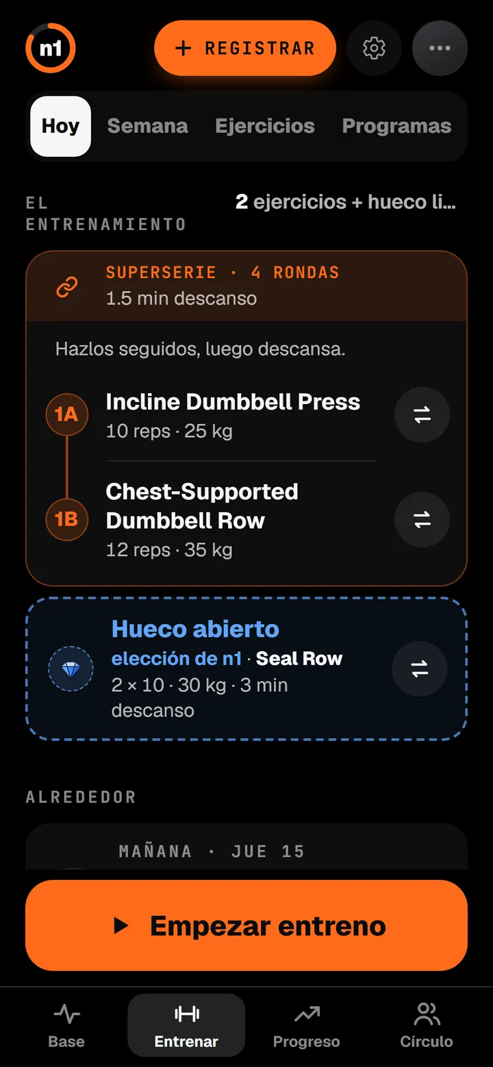 n1 Entrenar, Hoy: una superserie de press inclinado con mancuernas, 10 repeticiones con 25 kg, y remo con mancuernas con apoyo en el pecho, 12 repeticiones con 35 kg, después un hueco libre con la elección de n1.