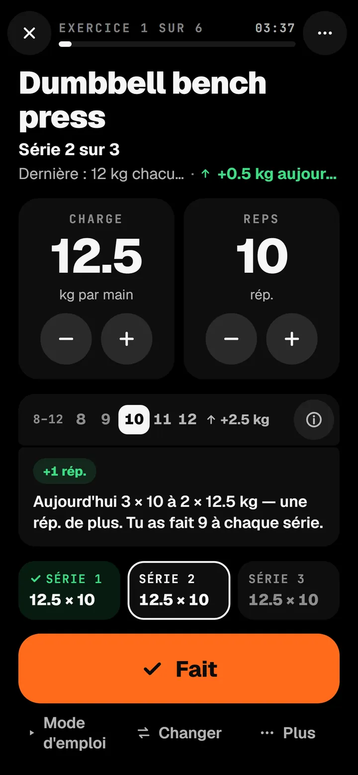 L'écran d'entraînement de n1 : développé couché aux haltères, série 2 sur 3, 12,5 kg par main, 10 répétitions.