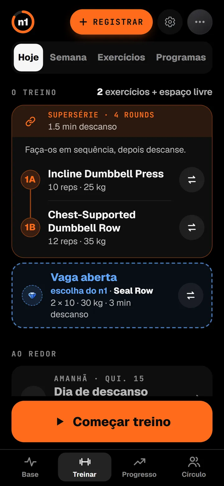n1 Treinar, Hoje: um bi-set de supino inclinado com halteres, 10 repetições com 25 kg, e remada com halteres com apoio no peito, 12 repetições com 35 kg, depois um espaço livre com a escolha do n1.